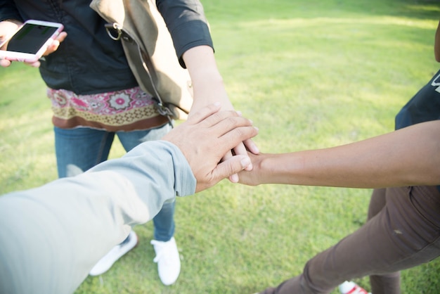 Grupo de diversas mãos juntas, deixe um comentário