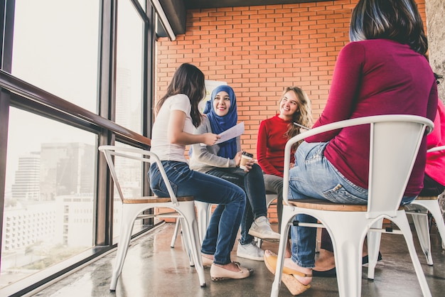 Grupo de diversas mulheres conversando na reunião