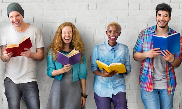 Grupo de diversas pessoas estão estudando juntos