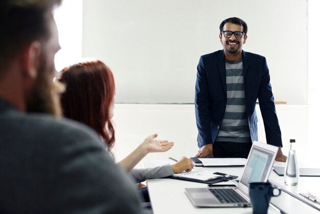 Grupo de diversas pessoas estão fazendo um brainstorming juntos