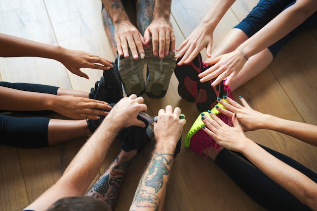 Grupo de diversas pessoas estão se juntando a uma aula de ioga