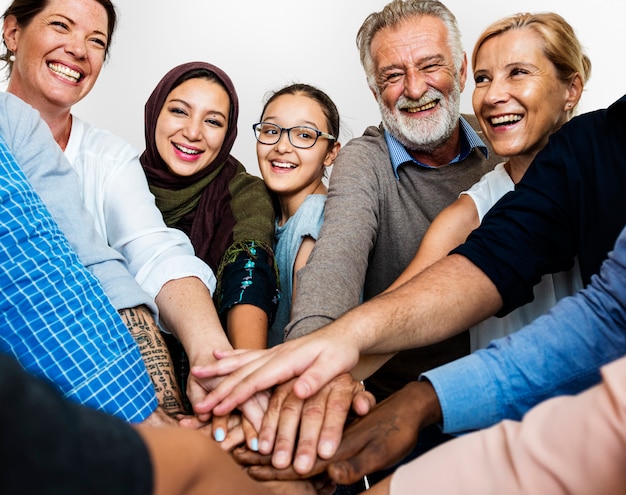 Foto grupo de diversas pessoas mãos juntas cooperação de trabalho em equipe