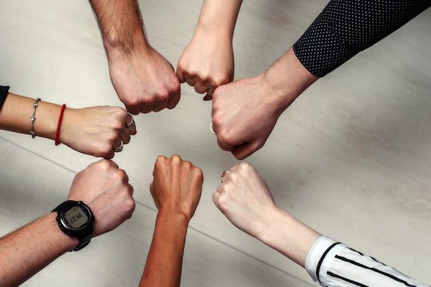 Foto grupo de diversas pessoas multiétnicas, juntando as mãos