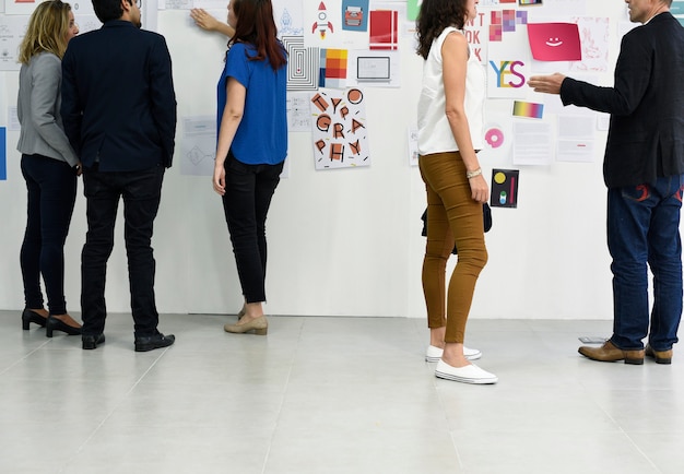 Grupo de diversas pessoas participando do curso de negócios de inicialização