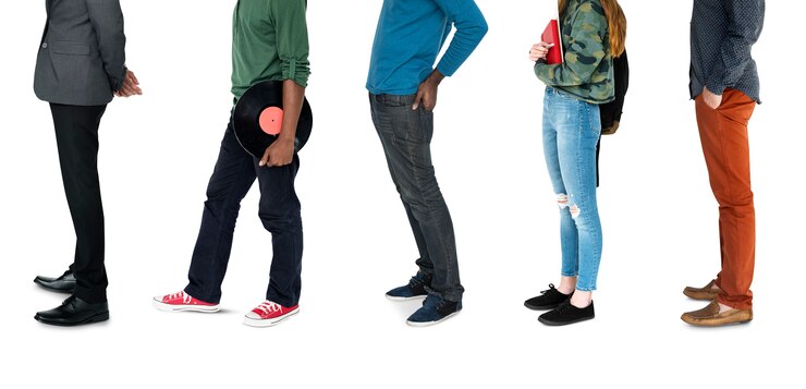 Foto grupo de diversas pessoas turno lado conjunto studio isolado