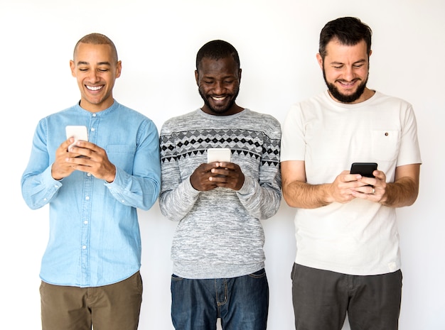 Foto grupo de diversidade usa comunicação por telefone celular