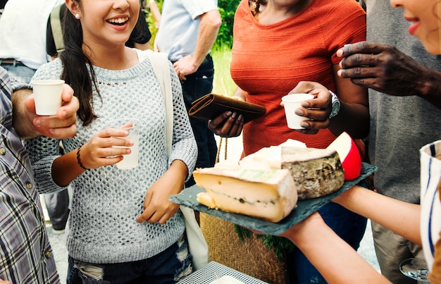 Grupo, de, diverso, pessoas, testar, queijo, em, alimento, tenda