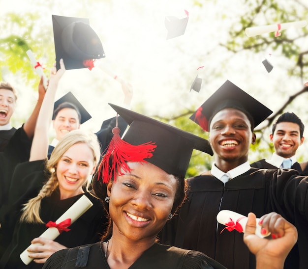 Grupo de diversos alunos de graduação