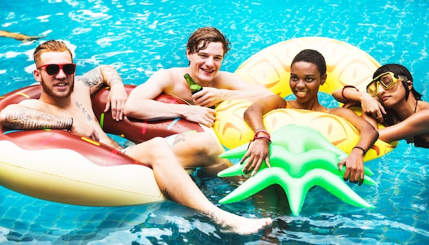 Grupo de diversos amigos curtindo a piscina