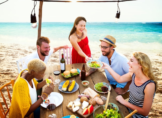 Grupo de diversos amigos estão se reunindo