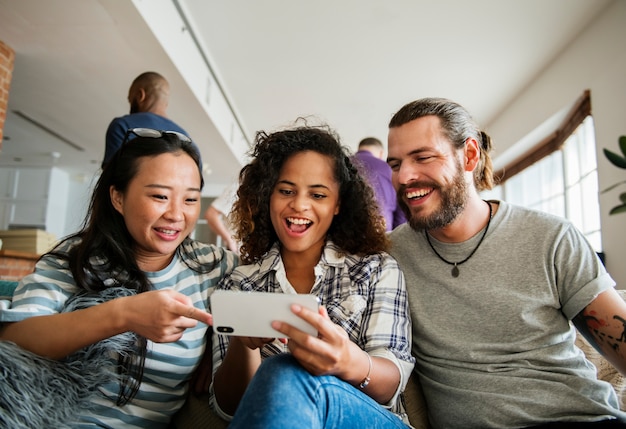 Foto grupo de diversos amigos jogando jogo no celular