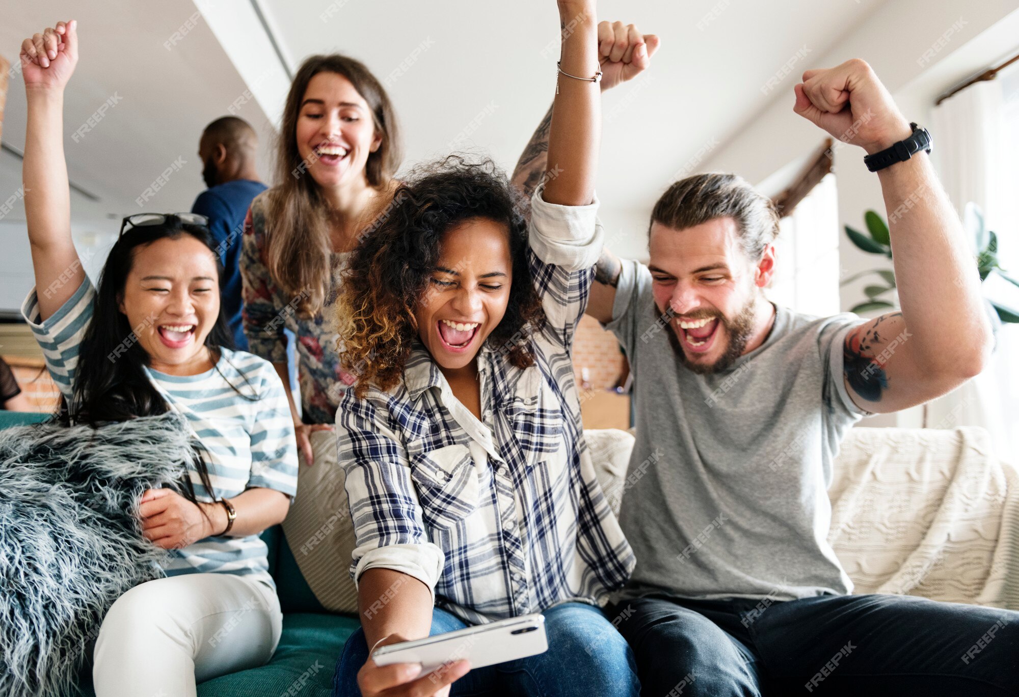 Grupo De Amigos Jogando Jogos De Aplicativos Em Celulares E on-line Juntos  As Mãos Estão Segurando Um Círculo De Smartphone Na Me Imagem de Stock -  Imagem de tecnologia, social: 198292041