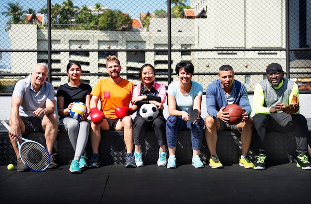 Grupo de diversos atletas sentados juntos