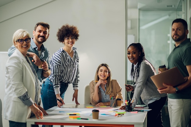 Grupo de diversos empresários trabalhando juntos e tendo uma reunião