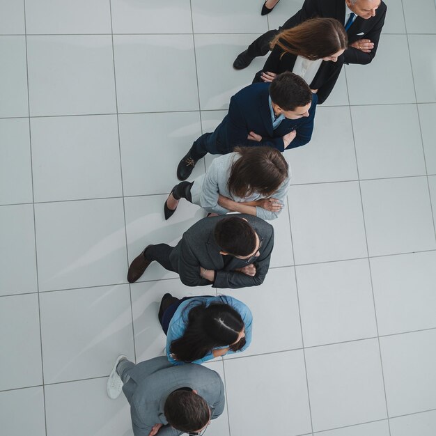 Foto grupo de diversos executivos em uma fila