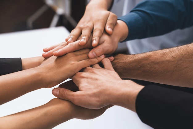 Foto grupo de diversos funcionários de escritório juntam-se no escritório prudente