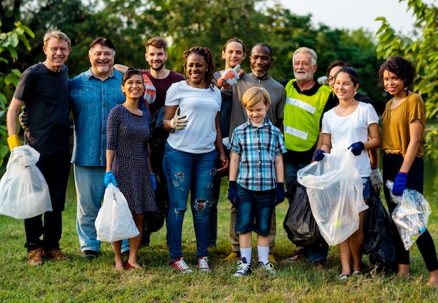 Foto grupo de ecologia de pessoas limpando o parque