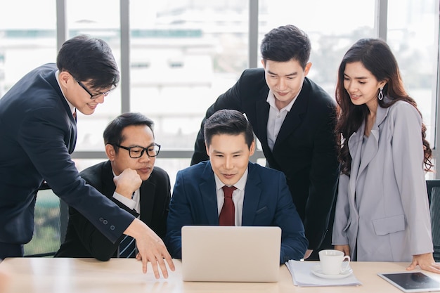 Grupo de empresário. Trabalho em equipe. Recursos Humanos. Equipe de tempestade cerebral positiva de negócios asiáticos tendo