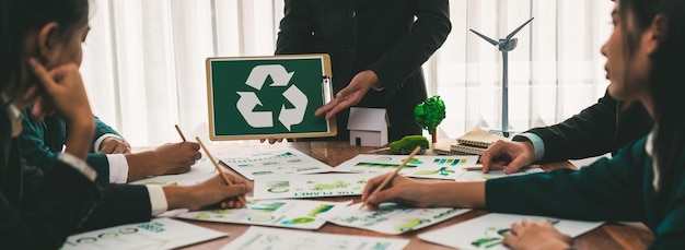 Grupo de empresários a planear e a discutir a política de reciclagem e redução da reutilização símbolo na sala de reuniões do escritório Empresa empresarial verde com conceito de regulamentação de gestão de resíduos ecológica