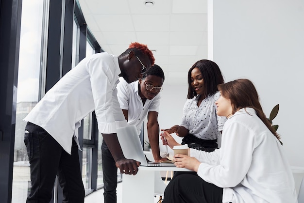 Grupo de empresários afro-americanos trabalhando juntos no escritório