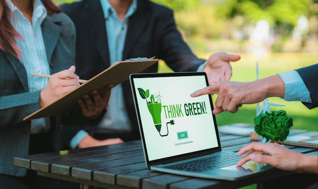 Foto grupo de empresários asiáticos com forte trabalho em equipe no escritório ao ar livre gyre