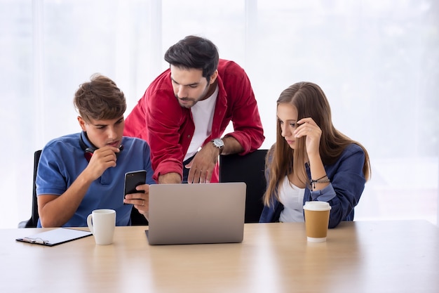 Grupo de empresários asiáticos e multi-étnica com terno casual, conversando e brainstorming