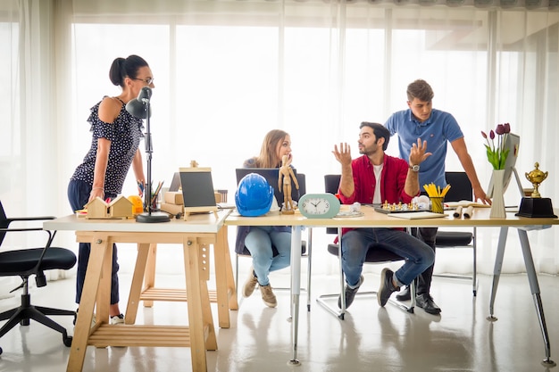 Grupo de empresários asiáticos e multi-étnica com terno casual, conversando e brainstorming