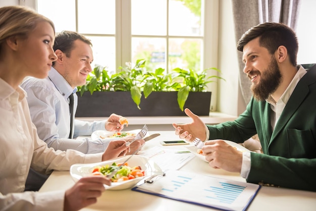 Grupo de empresários bem sucedidos no almoço de negócios no café