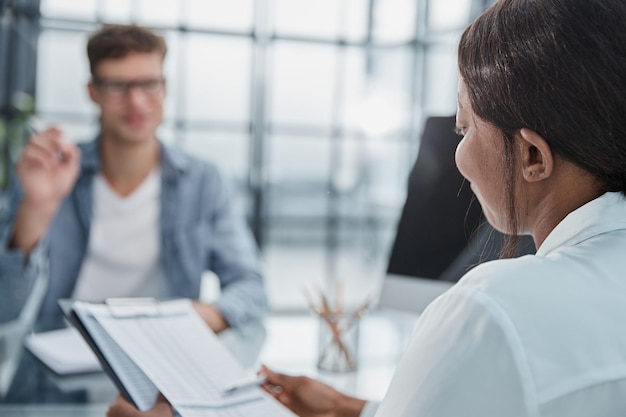 Grupo de empresários conversando no escritório