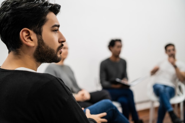 Grupo de empresários criativos, ouvindo o colega abordando a reunião de escritório. conceito de negócios e brainstorming.