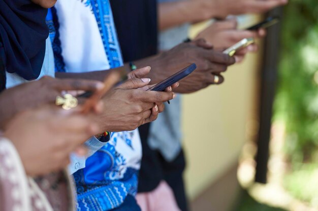 Grupo de empresários de inicialização multiétnica usando telefones inteligentes