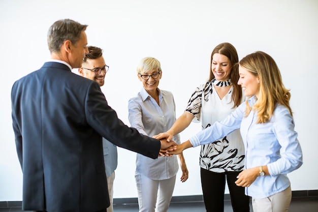 Grupo de empresários de mãos dadas