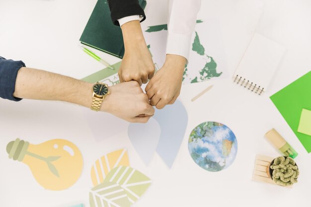 grupo de empresários de punho chocando mesa de alta qualidade conceito de foto bonita