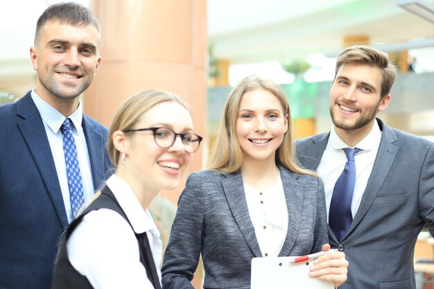 Grupo de empresários de sucesso no fundo do escritório.