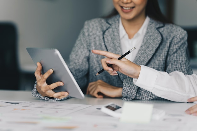 Grupo de empresários discutindo e analisando o conceito de brainstorming e finanças do projeto financeiro