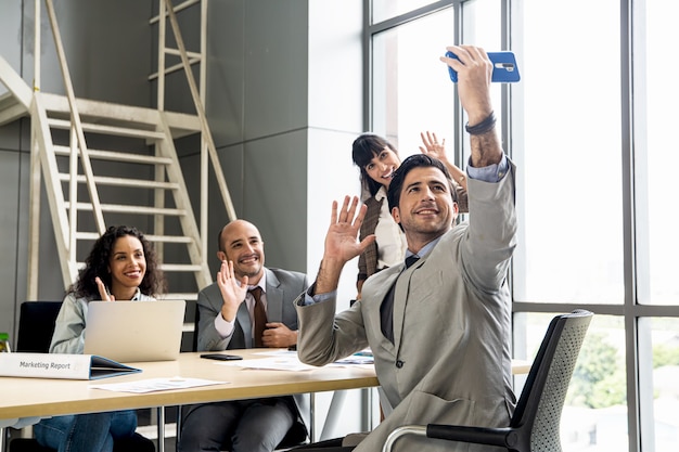 Grupo de empresários discutindo e se concentrando na papelada na reunião.