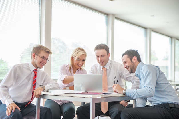 Grupo de empresários discutindo na reunião