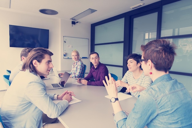 Grupo de empresários discutindo plano de negócios no escritório