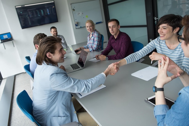 Grupo de empresários discutindo plano de negócios no escritório