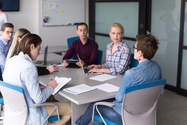 Grupo de empresários discutindo plano de negócios no escritório