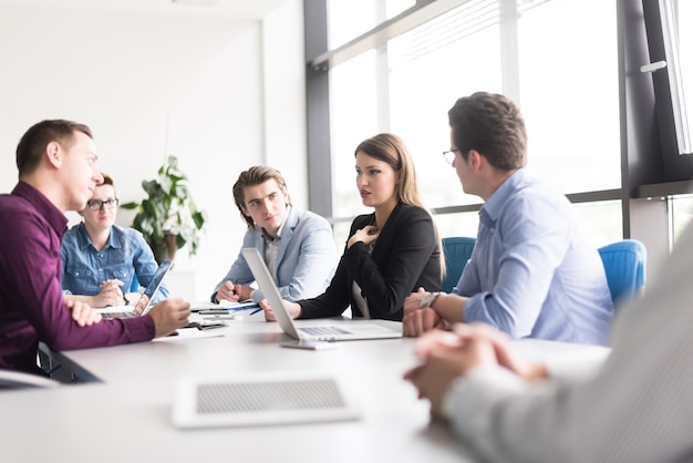 Grupo de empresários discutindo plano de negócios no escritório