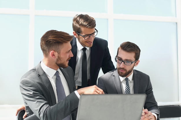 Grupo de empresários discutindo questões de negóciosconceito de negócios