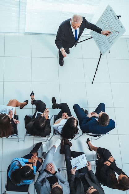 Grupo de empresários em apresentação na sala de conferências