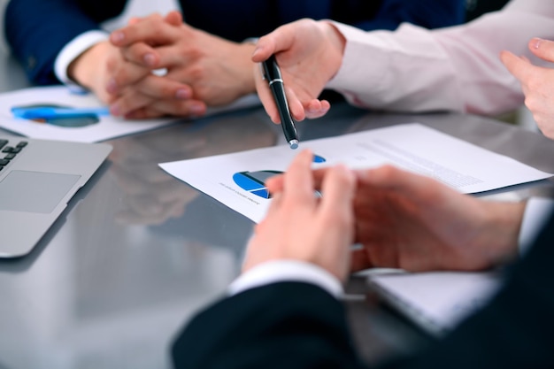 Grupo de empresários em reunião discutindo resultados financeiros