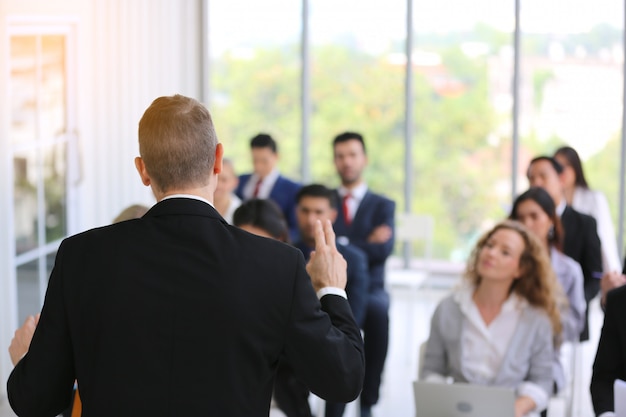 grupo de empresários em seminário ou reunião