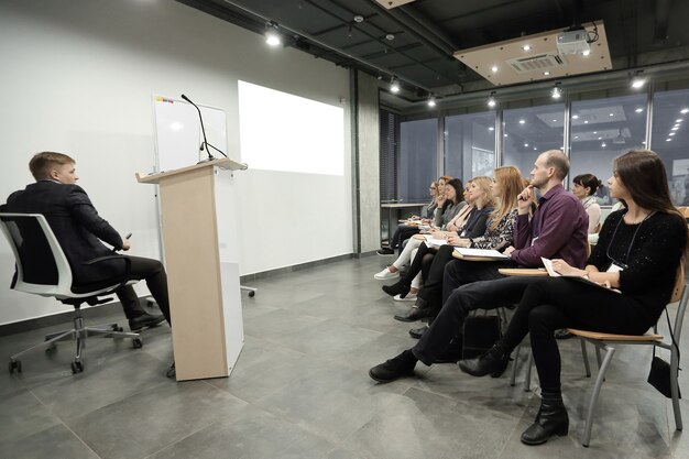 Foto grupo de empresários em um seminário em um escritório moderno