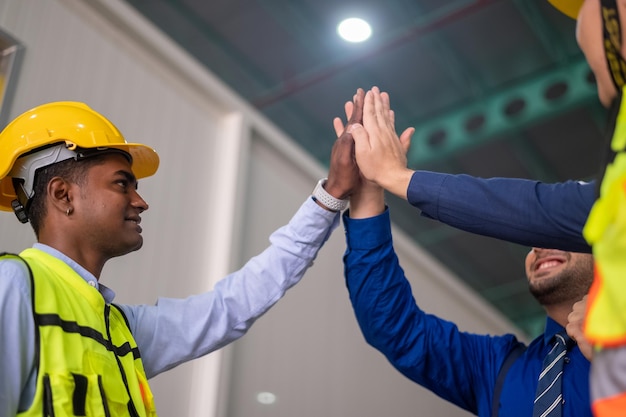 Grupo de empresários Equipe de negócios multirracial feliz e bem-sucedida, dando um gesto de high fives enquanto riem e torcem por seu sucesso