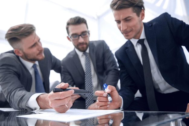 Grupo de empresários estudando os termos do novo contrato