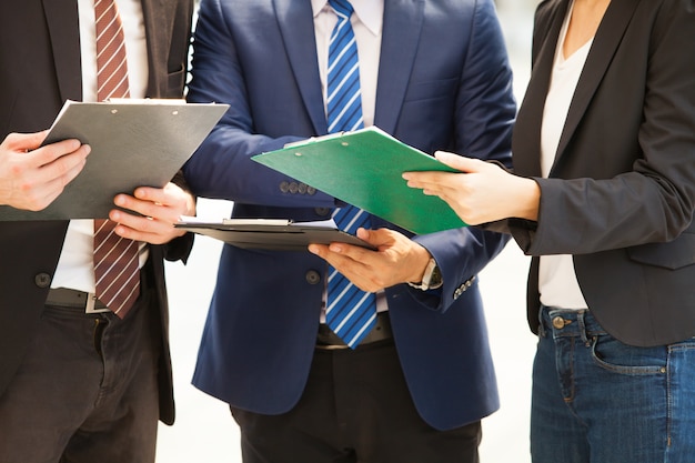 Grupo de empresários falando ao ar livre na cidade grande