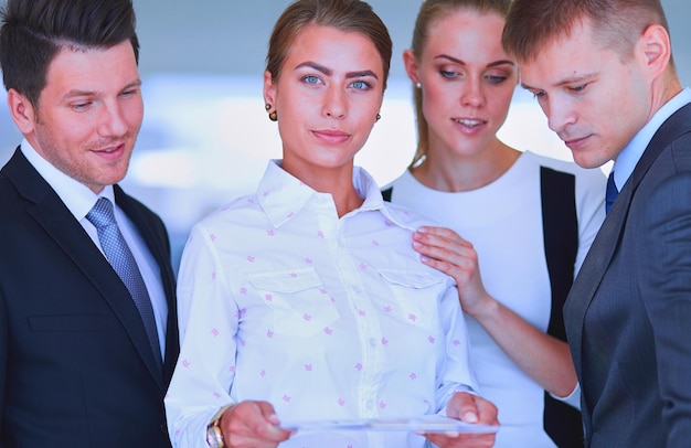 Grupo de empresários fazendo apresentação Grupo de empresários